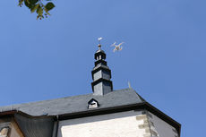 Vorbereitungen Drohnenflug über St. Crescentius (Foto: Karl-Franz Thiede)